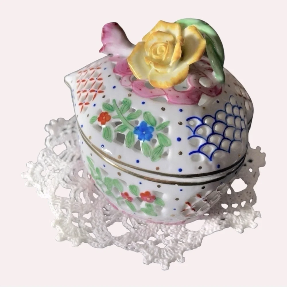 Heart-shaped reticulated porcelain trinket or jewelry dish with 3D floral design